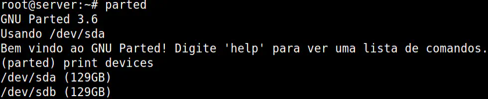 modo interativo iniciado após executar comando parted. É mostrado o prompt do parted, e é executado o comando interno 'print devices' para listar os dispositivos de armazenamento conectados ao computador.